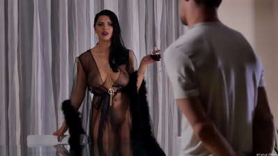 Pelacur Kira Queen mengundang tetangganya untuk minum teh dan menidurinya di meja makan